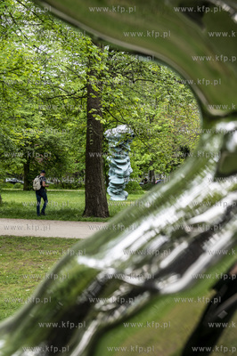 Sopot. Park Północny. Ogromne rzeźby Tony'ego Cragga,...