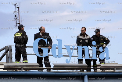 Prezes stoczni Andrzej Jaworski wraz z Karolem Guzikiewiczem...