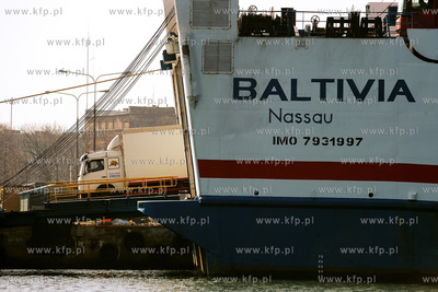 Prom RO-RO BALTIVIA w Gdanskim Porcie. Ciezarowki wyjezdzajace...