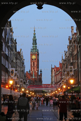 Gdansk, widok przez Zlota Brame na ul. Dluga i Ratusz...