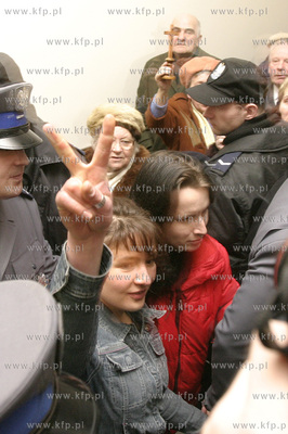 Gdansk, Sad Rejonowy, po rozprawie przeciwko artystce...