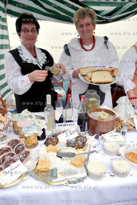 Pomorskie Swieto Produktu Tradycyjnego w Gdansku obok...
