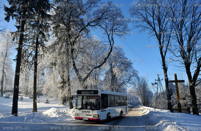 Zima w Sulminie na Kaszubach. Autobus lokalnej linii...