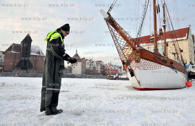 Wedkarze lowia ryby na zamarznietej Motlawie w Gdansku...