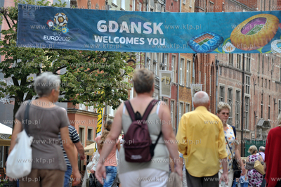Gdansk, ul. Dluga. Baner zapraszajacy turystow do Gdanska...