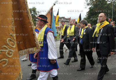 XIII Swiatowy Zjazd Kaszubow w Leborku. Barwny korowod...