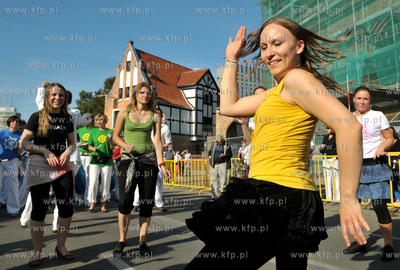 Gdansk. ul. Podmlynska. Parada z udzialem bebniarzy,...
