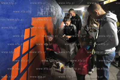 Gdansk Orunia. Akcja spoleczna malowania tunelu po...