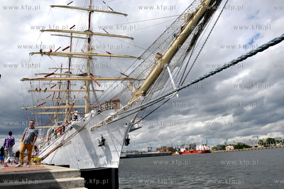 Gdynia. Dar Mlodziezy zacumowany przy Nabrzezu Pomorski...