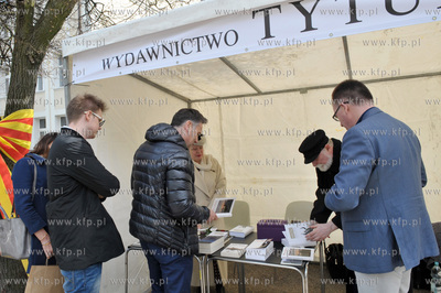Oliwskie   wi  to Ksiazki zorganizowanie przez fundacje...