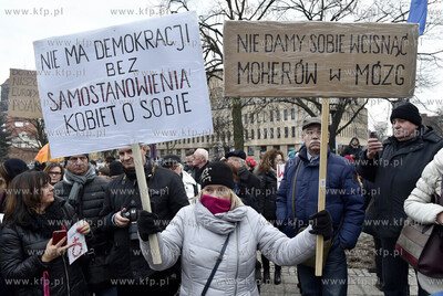 Międzynarodowy Strajk Kobiet. Targ Drzewny w Gdańsku...