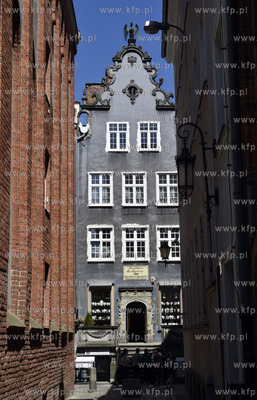 Gdańsk. Widok na kamienicę na ul. Mariackiej z ul....