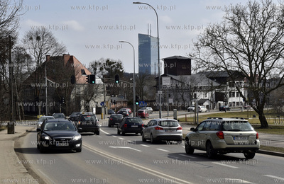 Gdańsk-Oliwa. Ul. Spacerowa. W oddali najwyższy budynek...