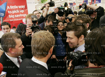 Donald Tusk odwiedza polskich pracownikow w sklepie...