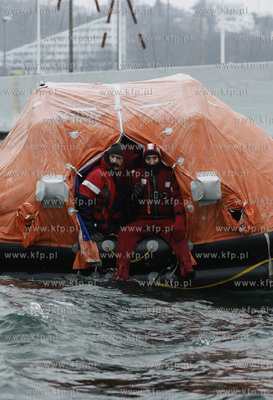 Marynarze, przygotowujacy sie do pracy na morzu przechodza...