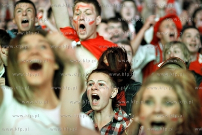 Gdansk. Mistrzostwa europy w pilce noznej. Kibice ogladaja...