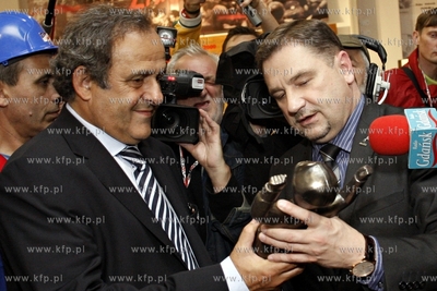 Delegaci UEFA z prezydentem Michaelem Platinim byli...