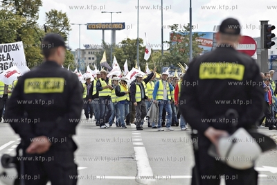 Gdansk. Demonstracja pracownikow firmy energetycznej...