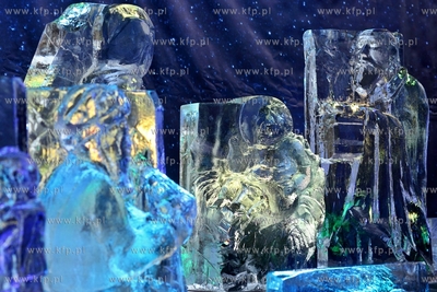 Przed Galeria Sztuki Warzywniak w Gdansku Oliwie, stanela...