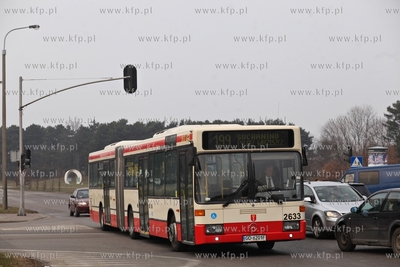 Autobus Neoplan linii 148 na przystanku przy ul. Obrońców...