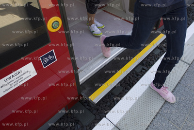 Przejazd i prezentacja składu PKM ze stacji Niedźwiednik...