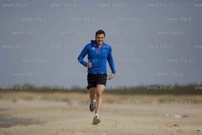 Adam Korol biega na plazy na gdanskich Stogach. 30.04.2015...