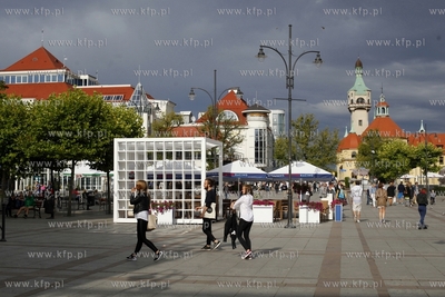 Sopot. Plac Przyjaciol Sopotu, Dom Zdrojowy, latarnia...