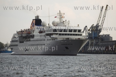 Wycieczkowiec Hanseatic wypływa z gdańskiego portu.
30.04.2018
fot....