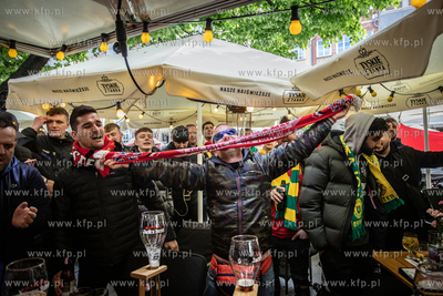 Kibice Manchester United bawią sie na ul. Długi Targ...