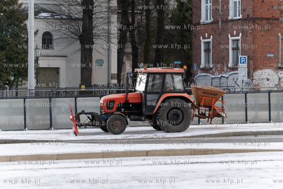 Zima w Gdańsku. Odśnieżanie przystanku Śródmieście....