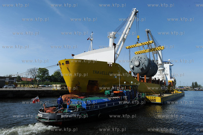 Port w Gdansku. Przeladunek elementu urzadzenia do...