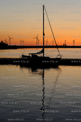 Port w Pucku. n/z farma wiatrowa kolo Lebcza24.05.2009fot....