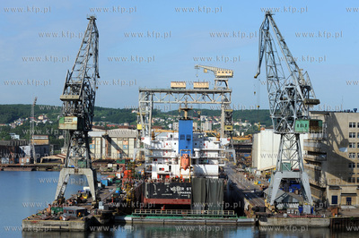 Port w Gdyni. Widok z promu Stena Baltica. n/z Stocznia...