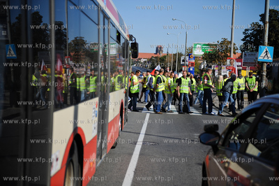 Gdansk. Trakt Sw. Wojciecha. Rybacy blokujac przejscie...