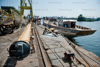 Gdansk. Stocznia Remontowa. Operacja stawiania pierwszego...