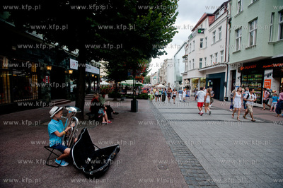 Wakacyjne popoludnie na ul. Bohaterow Monte Casino...