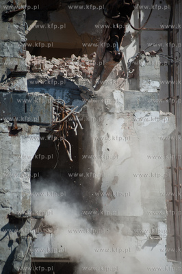 Gdynia. Wyburzanie jednego z budynkuw Dalmoru przy...