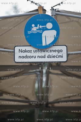 Deszczowa, jesienna pogoda na plazy i ulicach Gdyni.
Nz...