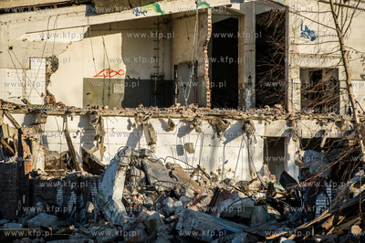 Gdansk. Tereny bylej Stoczni Gdansk. Wyburzenie budynku...