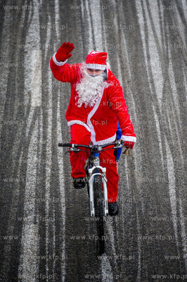 Gdansk. Droga Zielona. Coroczna akcja Mikolaje na Rowerach...