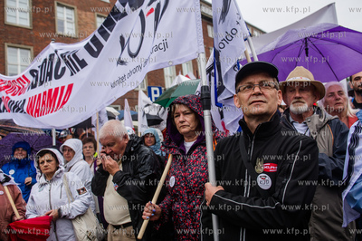 Gdańsk. Manifestacja Komitetu Obrony Demokracji pod...