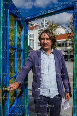 Plac Przyjaciół Sopotu. Przejście przez symboliczne...