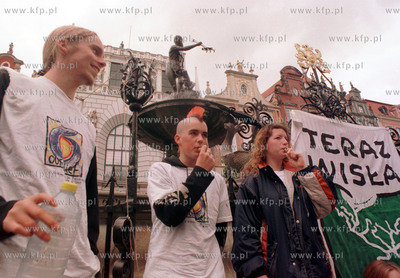 Happening ekologiczny w Gdansku pod fontanna Neptuna...