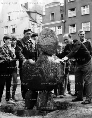Artysta rzezbiarz Alfons Losowski wraz z pracownikami...