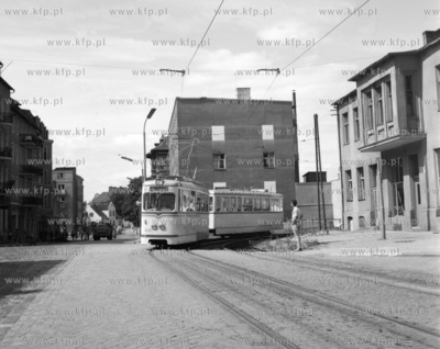 Tramwaj zakreca na tzw. wysepce na al. Grunwaldzkiej...