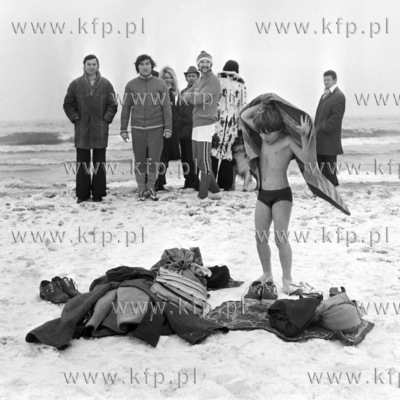 Kapiel gdanskich morsow na plazy w Jelitkowie.  22.02.1976...