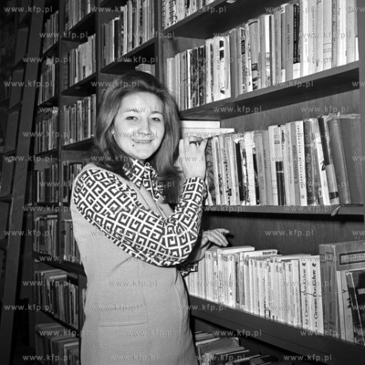 Janina Wasok, kierowniczka antykwariatu przy aleji...