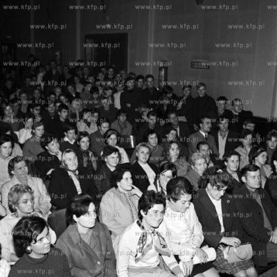 Występ artystów w programie "Srebrne wesele" ma scenie...