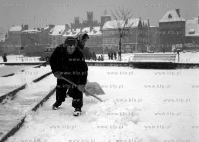Odśnieżanie Targu Drzewnego w Gdańsku. 
1967
zhp_z.kosycarz_p10
Fot....