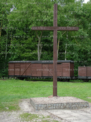 Oboz koncentracyjny Stutthof. Nz. krzyz i jeden z wagonow,...